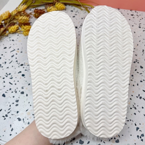 NWT Peanuts Snoopy x American Eagle Ivory Blue Bow Women’s Furry Slippers Sz 8 - Picture 9 of 11